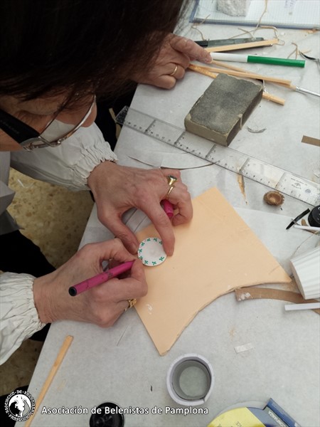 Beatriz pintando los platos con un rotulador