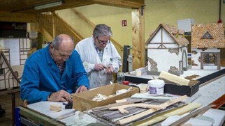 Dos socios trabajando en el taller de la asociación