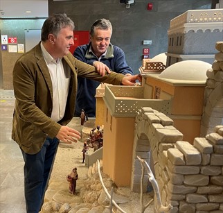 El delegado territorial de la Once, Valentín Fortún, disfrutando del belén 
