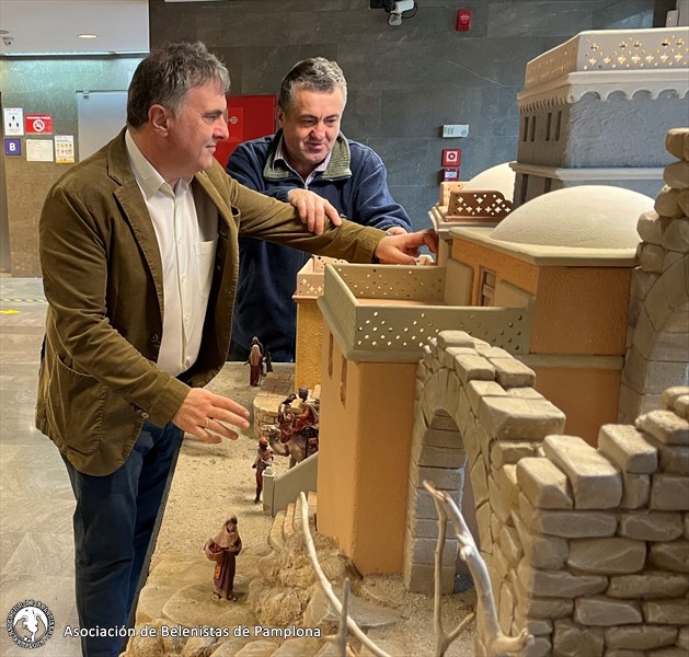 El delegado territorial de la Once, Valentín Fortún, disfrutando del belén 