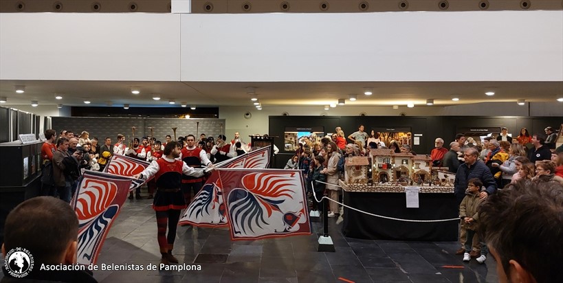 Los Abanderados Reales visitaron la exposición de Baluarte