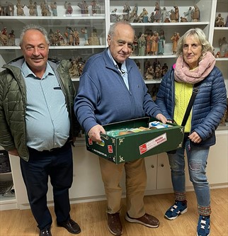 Pedroja Martínez haciendo entrega de parte de los productos