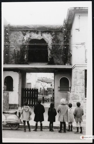 Instalación de un belén entre dos casas de la Chantrea, Pamplona 1964 (Archivo Municipal Pamplona)