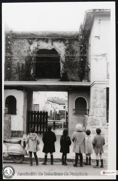 Instalación de un belén entre dos casas de la Chantrea, Pamplona 1964 (Archivo Municipal Pamplona)