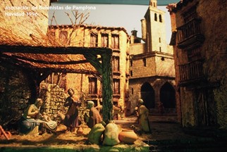 Belén de 1996 con la parroquia de San Saturnino al fondo