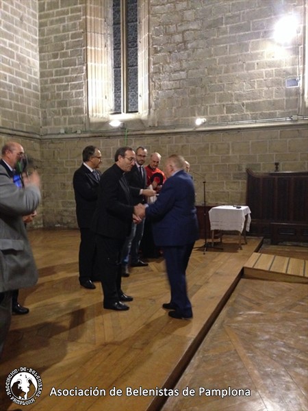 Manuel María Castells recogiendo su medalla.