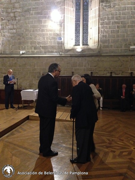 José Castells recogiendo su medalla.
