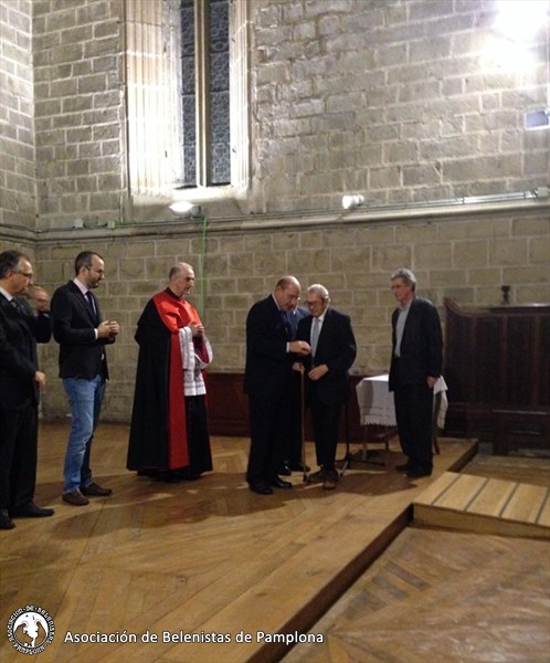 Fermín Urtasun recogiendo su medalla.