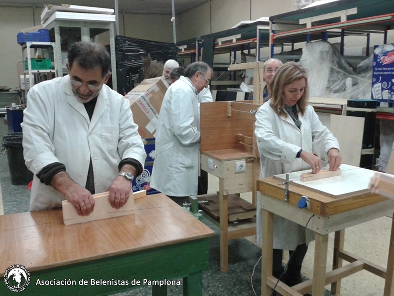 Los monitores preparando el material